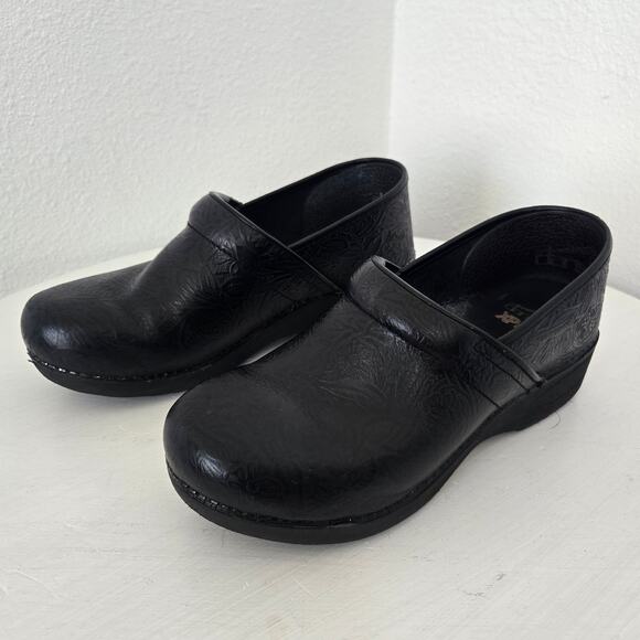 Dansko Women's Black XP 2.0 Floral Embossed Leather Clogs Slip Resistant Size 41 - Picture 1 of 8